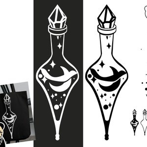 Puede incluir: Ilustración digital en blanco y negro de una botella de poción con tapón de cristal, luna creciente y estrellas. El diseño también se muestra en una bolsa de mano negra. Incluye iconos de tipo de archivo: SVG, DXF, EPS, PNG y PDF.