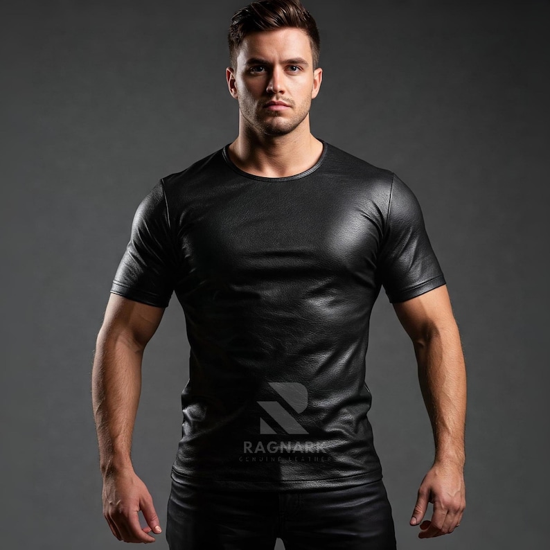 Herr-T-shirt i svart fårskinn: Handgjord slim fit-tröja bild 2