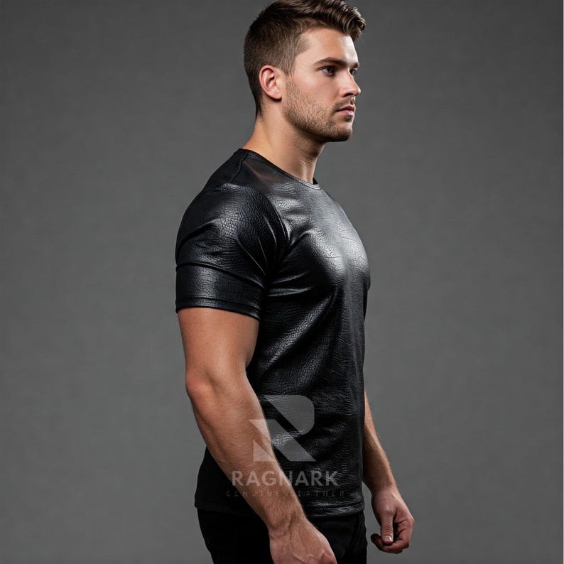 Herr-T-shirt i svart fårskinn: Handgjord slim fit-tröja bild 3