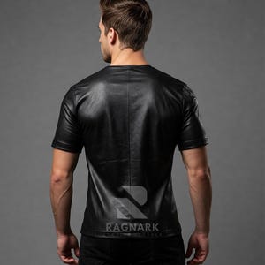 Herr-T-shirt i svart fårskinn: Handgjord slim fit-tröja bild 4