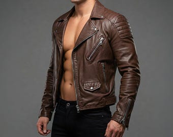 Könnte beinhalten: Braune Lederjacke im klassischen Biker-Stil. Die Jacke hat einen Reverskragen, einen asymmetrischen Reißverschluss und gesteppte Schulterdetails. Sie verfügt über mehrere Reißverschlusstaschen und eine kleine Pattentasche. Die Jacke wird über einer schwarzen Hose getragen.