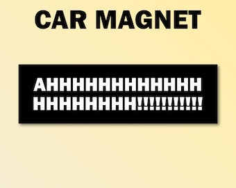 Könnte beinhalten: Ein schwarzer Auto-Magnet mit weißem Text. Über einem schwarzen Rechteck mit weißem Text steht "CAR MAGNET". Der Text im Rechteck lautet "AHHHHHHHHHHHHHHH HHHHHHHHHHHHH!!!!!!!!!".