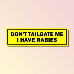Peut inclure: Autocollant rectangulaire jaune avec du texte noir qui dit "DON'T TAILGATE ME I HAVE RABIES".