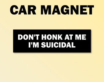 Könnte beinhalten: Schwarz-weißer Automagnet mit dem Text "DON'T HONK AT ME I'M SUICIDAL" in weißen Buchstaben auf schwarzem Hintergrund. Der Text "CAR MAGNET" befindet sich über dem Magneten in schwarzen Buchstaben auf gelbem Hintergrund.