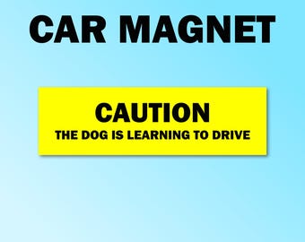 Precaución, el perro está aprendiendo a conducir, imán para parachoques, imán divertido para coche con perro, calcomanía divertida para coche, regalo divertido, imán divertido para parachoques con meme, coche divertido