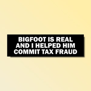 Puede incluir: Pegatina en blanco y negro con el texto "BIGFOOT IS REAL AND I HELPED HIM COMMIT TAX FRAUD".