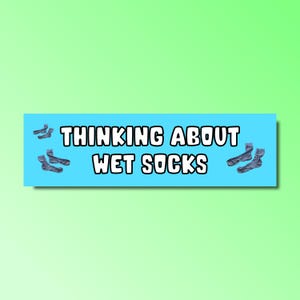 Adesivo paraurti &quot;Pensando ai calzini&quot;, meme sui calzini, adesivo paraurti divertente, adesivo meme genz z sciocco, adesivo auto offensivo, impermeabile