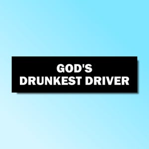 Könnte beinhalten: Schwarz-weißer Aufkleber mit dem Text "GOD'S DRUNKEST DRIVER" in weißen Buchstaben.