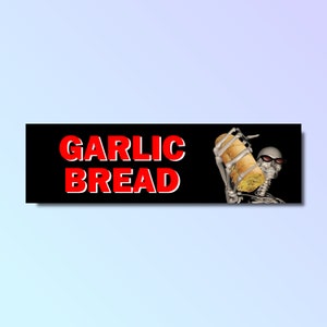Puede incluir: Una imagen en blanco y negro de un esqueleto sosteniendo una hogaza de pan de ajo. El texto "GARLIC BREAD" está escrito en letras rojas sobre un fondo negro.