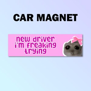 Peut inclure: Aimant de voiture rose avec un chat blanc portant un nœud rose et le texte "new driver i'm freaking trying" en rose.