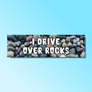 Ik rijd over rotsen bumpersticker, grappige bumpersticker, domme genz z meme sticker, aanstootgevende autosticker, waterdicht
