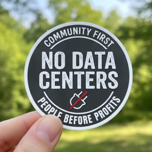 Sticker 'Geen datacenters' | Vinylsticker 'De gemeenschap eerst, mensen boven winst' | Proteststicker tegen datacenters voor waterflessen (cadeau)