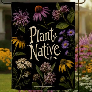Puede incluir: Una bandera de jardín rectangular con fondo negro que presenta coloridas ilustraciones botánicas de varias flores silvestres, incluyendo equináceas moradas y rudbeckias amarillas. El texto Plant Native está impreso en una fuente serif color crema.