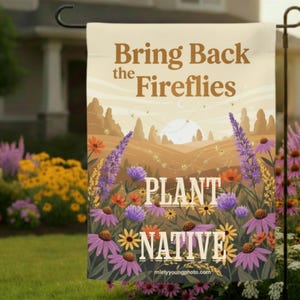 Puede incluir: Una bandera de jardín rectangular con una ilustración de paisaje con colinas, un sol y luciérnagas. El texto dice "Bring Back the Fireflies" y "PLANT NATIVE". El primer plano muestra flores silvestres moradas y naranjas sobre una base verde.