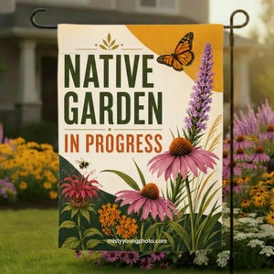 Puede incluir: Una bandera de jardín rectangular con el texto NATIVE GARDEN IN PROGRESS en verde oscuro y naranja. El diseño incluye una mariposa monarca, una pequeña abeja, flores de liatris moradas, equináceas rosas y flores de asclepias naranjas.