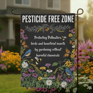 Puede incluir: Una bandera de jardín negra con el texto blanco PESTICIDE FREE ZONE, Protecting Pollinators, birds and beneficial insects by gardening without harmful chemicals, rodeada de ilustraciones de flores coloridas, mariposas, abejas y pájaros azules.