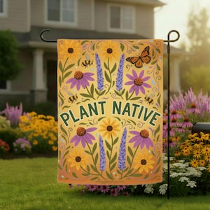 Puede incluir: Una bandera de jardín rectangular con fondo amarillo y el texto PLANT NATIVE en letras verdes. El diseño incluye ilustraciones de flores púrpuras, girasoles amarillos, espigas de lavanda, abejas y una mariposa monarca.