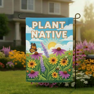 Könnte beinhalten: Eine Gartenflagge mit den Worten "PLANT NATIVE" in Orange vor blauem Himmel. Die Flagge zeigt eine farbenfrohe Illustration eines Schmetterlings, Bienen und Wildblumen, darunter lila Sonnenhut und gelbe Gänseblümchen.