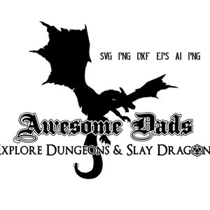Puede incluir: Silueta en blanco y negro de un dragón con el texto "Awesome Dads Explore Dungeons & Slay Dragons" y un símbolo de dado de Dungeons and Dragons.