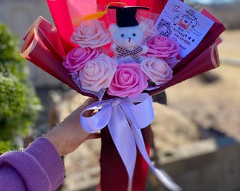 Ramo de graduación de rosas rosadas con osito de peluche: regalo de graduación para la clase de 2026, regalo de graduación para hermanas, peluches, ramo rosa