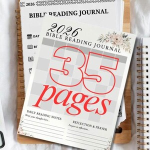 Op de afbeelding: Een stapel Bijbelleesdagboeken met spiraalbinding. Het bovenste tijdschrift toont de tekst "2026 Bible Reading Journal" en "35 pagina's" in het rood. Er zijn bloemaccenten en gelinieerde pagina's zichtbaar. De tijdschriften zijn ontworpen voor dagelijkse notities en reflecties.