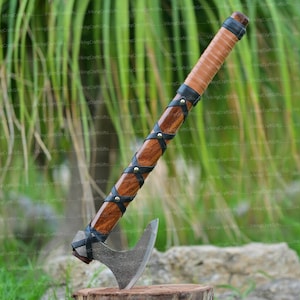 RAGNAR VIKING AXE Hacha de camping forjada con eje de madera de rosa, regalos vikingos, nórdico barbudo vikingo, regalo personalizado, regalo de Pascua para él /