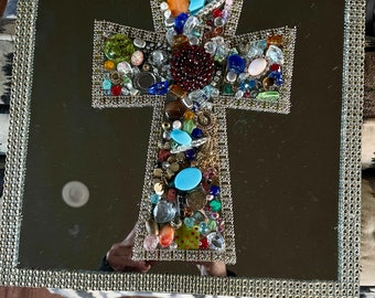 Handgefertigtes juwelenbesetztes Kreuz auf 30x30cm Spiegel, 30x30cm Holzschild.