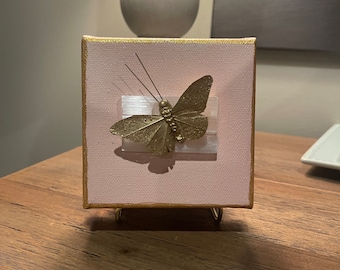 Rosa und goldfarbener Schmetterling auf Naturquarz auf Stretch-Leinwand 10x10,5 cm * So ein süßes Regalstück fürs Kinderzimmer.