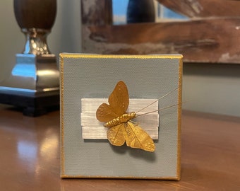 Gold metallic Schmetterling auf natürlicher Quarz Stretch-Deco-Leinwand 10x10 montiert * Solch ein süßes Regal Stück für Kinderzimmer/ Kinderzimmer.