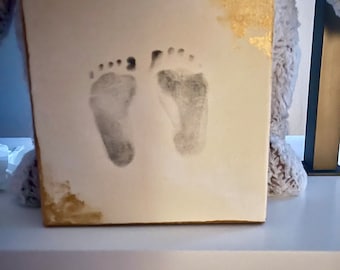 Mein kleines Füße-Andenken. DIY kommt mit vorbereiteter 6x6 Dekoleinwand und baby sicherem Stempelkissen.  Kann personalisiert werden. Tolles Geschenk für Baby!!