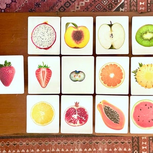 Tarjetas de frutas enteras y medias