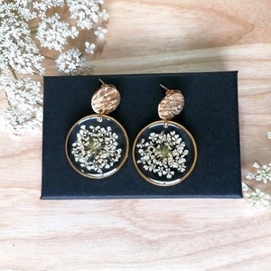 JEANNE Collection - Earrings with natural white wild carrot flowers - Round hammered attachments - Gold