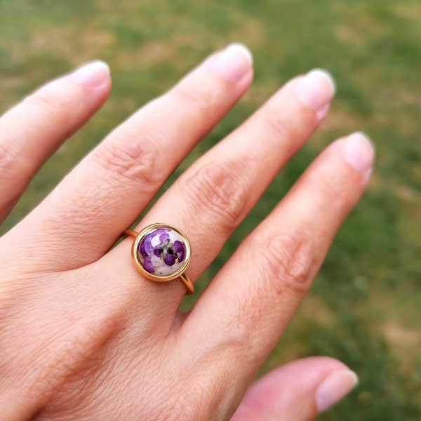 Collection ALYSSE - Bague réglable avec une pierre florale en fleurs naturelles d'alysses violettes et blanches - Bague fleurs sechées