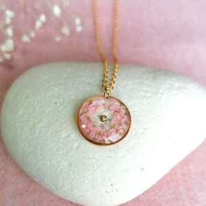 Colección EMMA - Collar personalizado con flores rosas y pan de oro - Letra a elegir - Acero inoxidable - Joyería de nacimiento