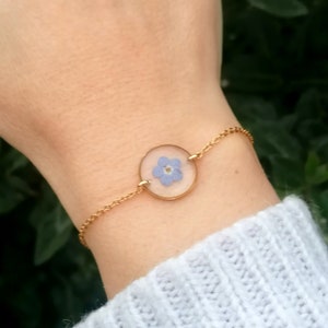 CHLOÉ-Kollektion Armband mit einem blauen Vergissmeinnicht Medaillon im 15-mm-Format Gold oder Silber Vergissmeinnicht Armband mit getrockneten Blumen Bild 4