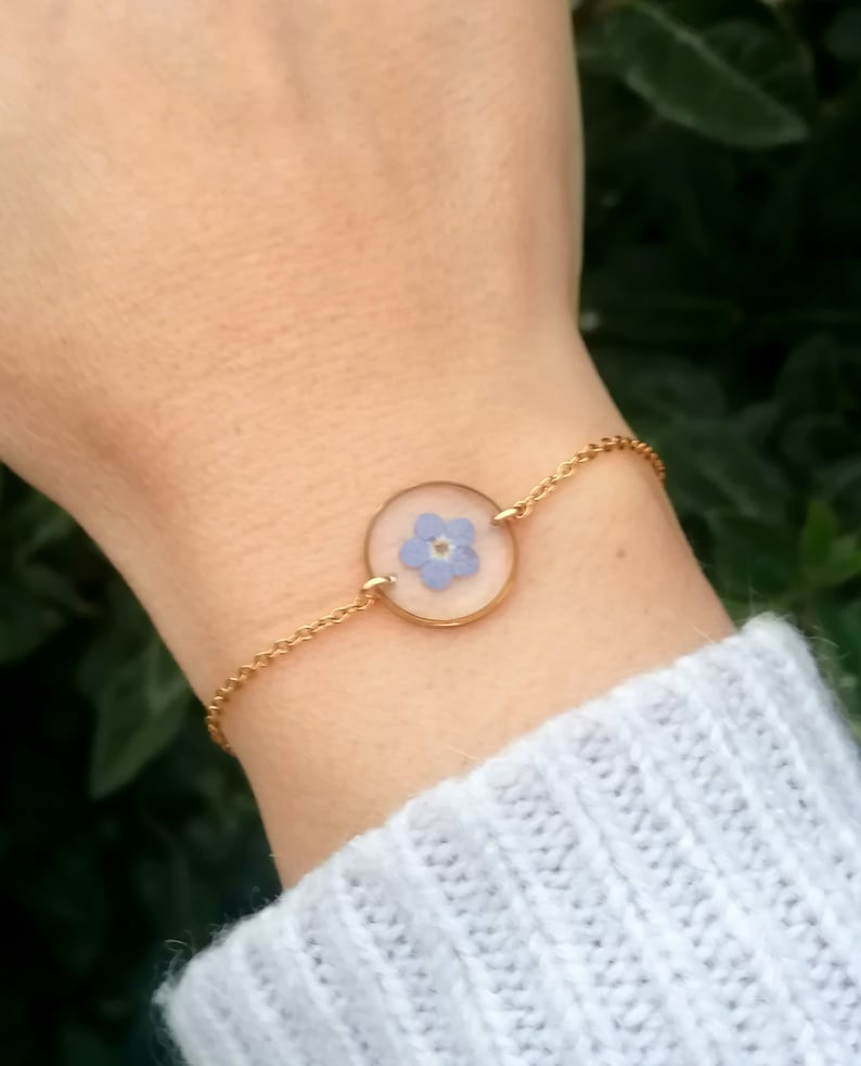 CHLOÉ-Kollektion Armband mit einem blauen Vergissmeinnicht Medaillon im 15-mm-Format Gold oder Silber Vergissmeinnicht Armband mit getrockneten Blumen Bild 4