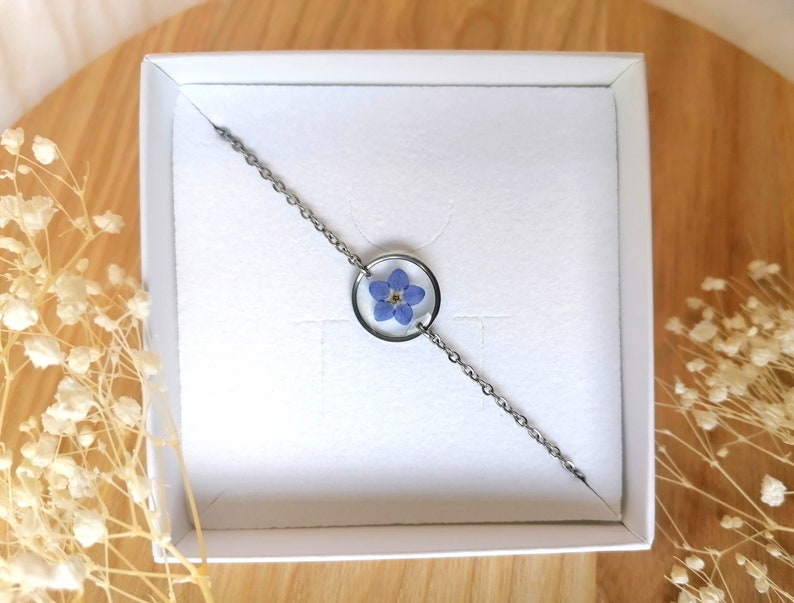 CHLOÉ-Kollektion Armband mit einem blauen Vergissmeinnicht Medaillon im 15-mm-Format Gold oder Silber Vergissmeinnicht Armband mit getrockneten Blumen Bild 5