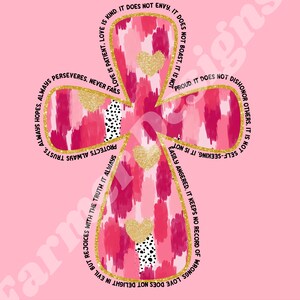 Könnte beinhalten: Ein dekoratives Kreuzdesign auf rosa Hintergrund. Das Kreuz hat Pinselstriche in Rosa und Rot, goldene Glitzerherzen und schwarz-weiße Tupfen. Das Kreuz enthält den Text "Liebe ist geduldig, Liebe ist gütig" und andere verwandte Sätze.