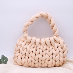 Könnte beinhalten: Ein Set aus drei Keramikbechern mit gesprenkelter, matter Oberfläche. Die Becher sind in den Farbtönen Creme, Hellgrau und Dunkelgrau gehalten. Jeder Becher hat ein schlichtes, minimalistisches Design und einen abgerundeten Henkel.