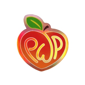 Puede incluir: Una pegatina con forma de melocotón con una hoja verde y las letras "PWP" en contorno dorado.