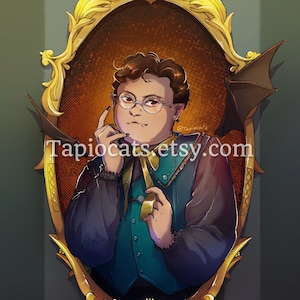 Puede incluir: Una ilustración digital de una persona con cabello castaño y gafas que lleva un traje azul oscuro con un chaleco turquesa y una pajarita dorada. La persona sostiene un anillo dorado en su mano derecha y tiene un pequeño diente puntiagudo visible. La persona está enmarcada en un marco dorado adornado con un ala de murciélago a cada lado. El texto "Tapiocats.etsy.com" es visible en la imagen.