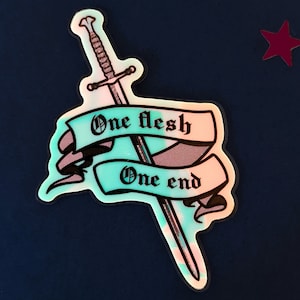 Peut inclure: Un autocollant avec une épée et une bannière qui dit "One flesh One end". L'épée est argentée et la bannière est turquoise et rose.