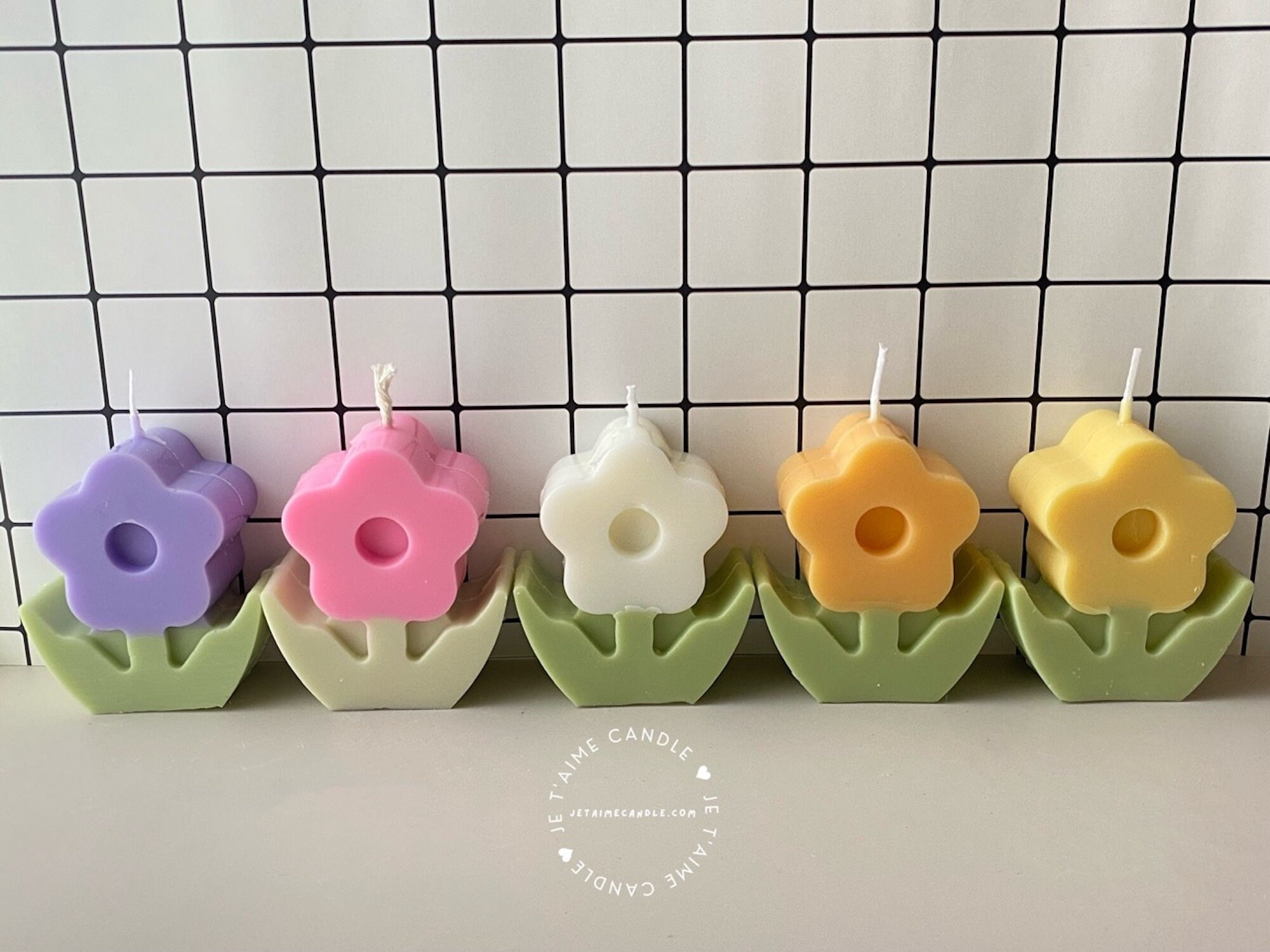 Handcrafted Daisy Retro Flower Candle - Large Floral Pillar Candle for Beautiful Home Decor