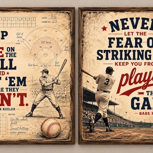Può includere: Due poster di baseball in stile vintage con cornici in legno scuro. Il poster a sinistra presenta un tabellone segnapunti, un diagramma del campo, un battitore, una palla da baseball e il testo: KEEP YOUR EYE ON THE BALL AND HIT 'EM WHERE THEY AIN'T. Il poster a destra mostra un battitore in uno stadio con il testo: NEVER LET THE FEAR OF STRIKING OUT KEEP YOU FROM PLAYING THE GAME.