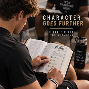 Puede incluir: Una persona lee un libro abierto con un inserto de papel titulado Game Day Discipline. El inserto presenta texto e iconos. Cerca hay una botella de agua negra con el texto Same Game. Higher Purpose. El fondo muestra el texto Character Goes Further. Bible Tip-Ins For Athletes.
