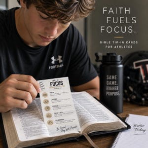 Może przedstawiać: Biała prostokątna karta z napisem FAITH FUELS FOCUS oraz BIBLE TIP-IN CARDS FOR ATHLETES. Karta zawiera nagłówek GAME DAY FOCUS, listę pięciu punktów z ikonami oraz tekst Be Present Play With Purpose.
