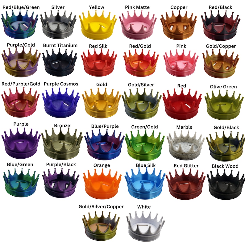 Pu&ograve; includere: Una collezione di 25 porta anelli a forma di corona in vari colori e finiture, tra cui rosso, blu, verde, oro, argento, viola, rosa, nero, bianco e bronzo.