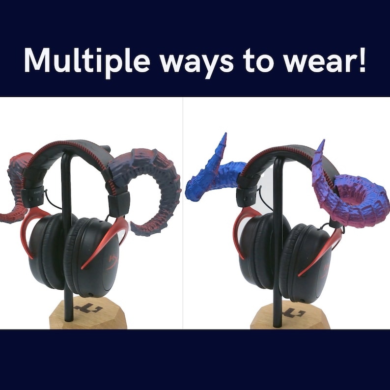 Pu&ograve; includere: Due cuffie nere con accenti rossi sono mostrate su un supporto in legno. Le cuffie hanno un paio di corna rosse e blu attaccate a loro. Il testo "Multiple ways to wear!" &egrave; visualizzato sopra l'immagine.