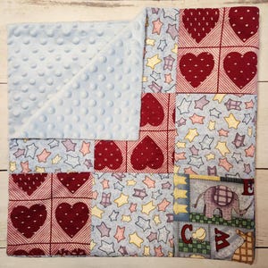 Babydeken, kinderquilt, wiegdeken, knuffeldeken, kinderwagendeken, kraamcadeau, handgemaakt, harten, ABC&#39;s, pijlen