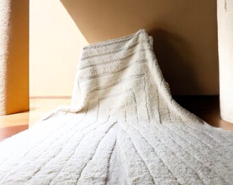 Ivory Moroccan Wool Rug – Sculpted Modern Line Design – Handmade Berber Carpet – Minimalist Neutral Decor – Japandi Style – Custom Size Rugs